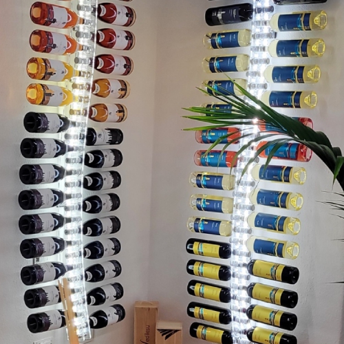 Bottiglie di vini sardi esposte su una mensola