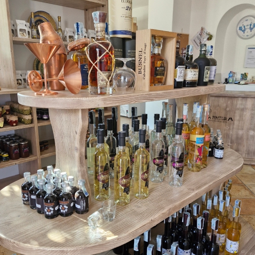Bicchierini di mirto sardo su un tavolo in legno
