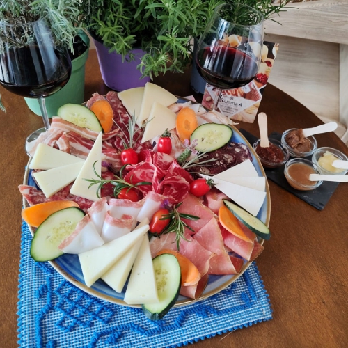Bicchierini di mirto sardo su un tavolo in legno